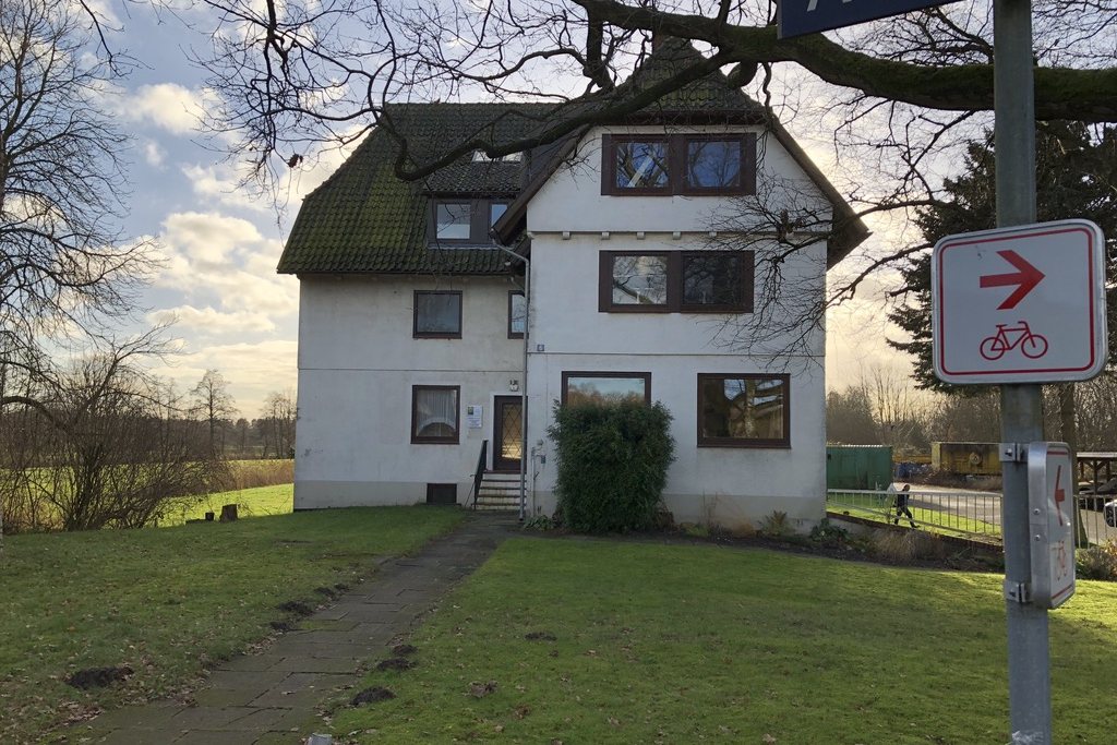 Mehrfamilienhaus Achterschlag 6 in Hamburg-Curslack, weißer Putzbau mit Garten