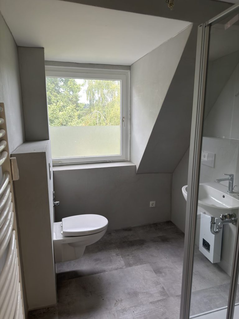 Saniertes Bad mit Dusche, Hänge-WC und Fenster