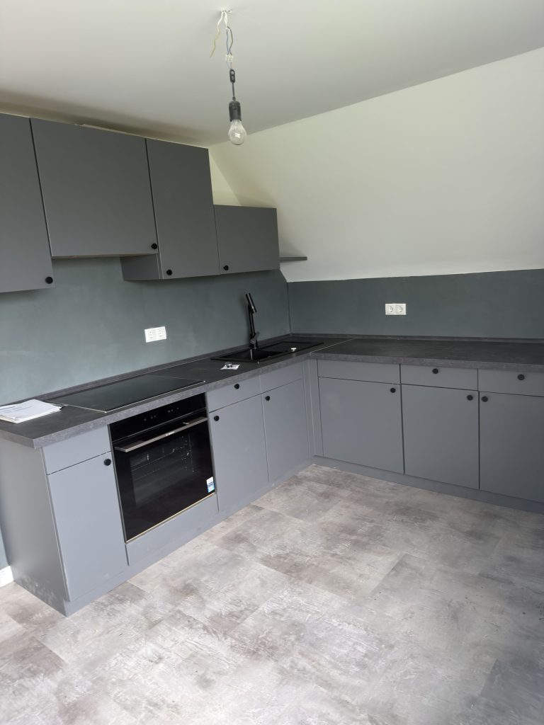 Neue Einbauküche in Grau mit Bosch-Backofen